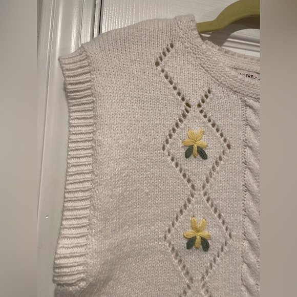 NWT Sincerely Jules Size L Cream Pointelle Knit Flower Sleeveless Top Vest - Picture 4 of 10